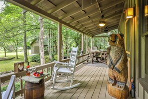 Outdoor dining - Creekside Fairytale on Barnes Creek - Magical, Romantic Cabin (Ellijay)