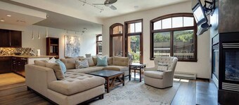 Sprawling Condo | Central Downtown | Free Shuttle