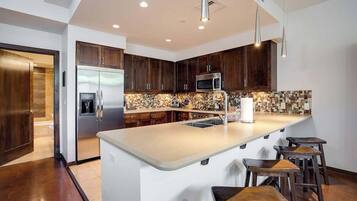 Réfrigérateur, micro-ondes, four, plaque de cuisson