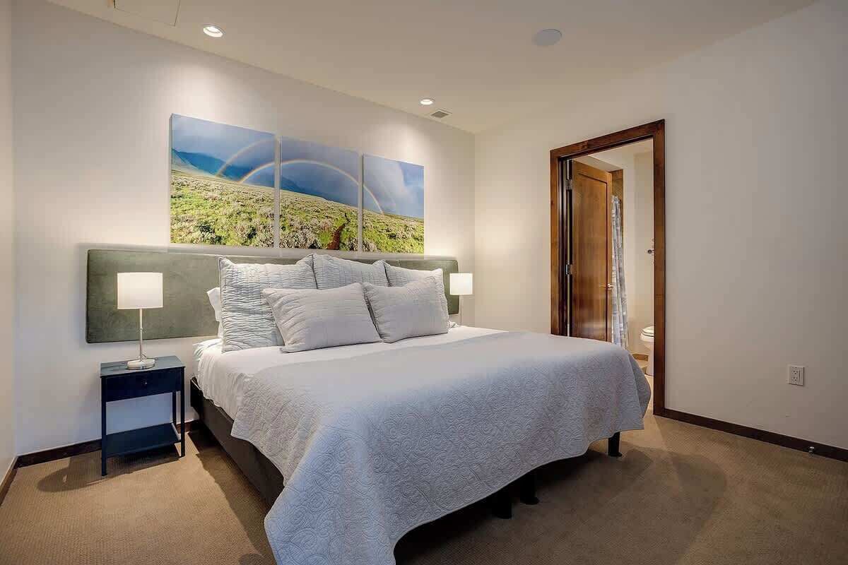 2 chambres, bureau, fer et planche à repasser, lit parapluie