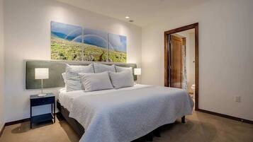 2 chambres, bureau, fer et planche à repasser, lit parapluie