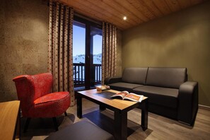 Fireplace - Wifi, 150m from ski slopes, fitness, swimming pool, sauna, hammam, balcony, fireplace or stove, tv (Les Arcs)