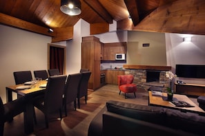 Un intérieur moderne comprenant un coin repas, une cuisine et un espace de vie.