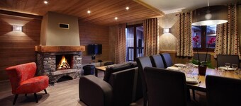 Wifi, remise en forme, piscine, sauna, hammam, cheminée ou poêle à bois, télévision, casier à ski