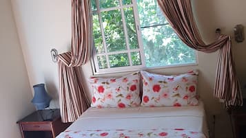 Tabla de planchar con plancha, wifi gratis y ropa de cama