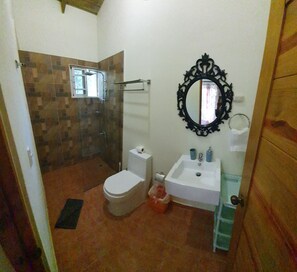 Maison Confort, 3 chambres, 2 salles de bains, vue jardin | Salle de bain | Serviettes fournies, savon, papier toilette
