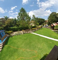 Una piscina al aire libre, tumbonas