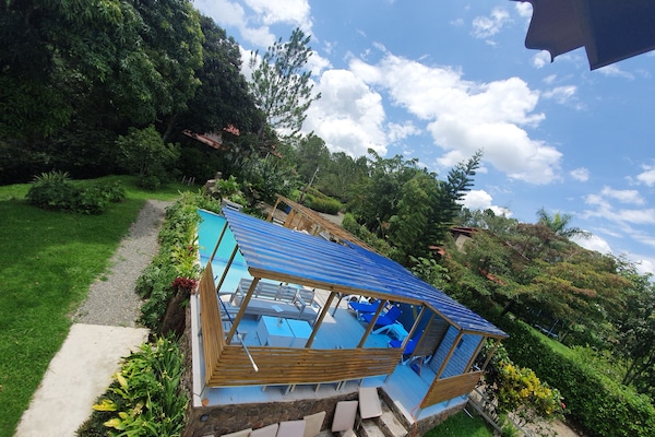 Utendørsbasseng og solsenger