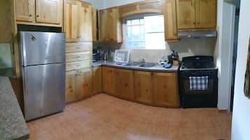 Comfort House, 3 Bedrooms, 2 Bathrooms, Garden View | Private kitchen | Full-sized fridge, eco-friendly cleaning products