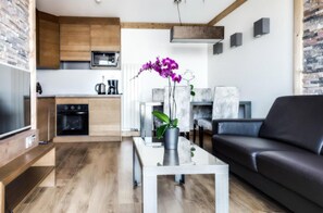 Living area - Wifi, 300m from resort center, fitness, swimming pool, sauna, hammam, balcony, tv, ski locker, 49m² (Val Thorens)