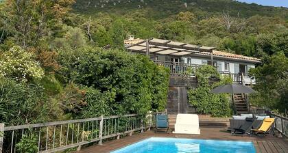 Villa with heated pool near Porto-Vecchio. Calm and serenity