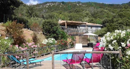 Villa avec piscine chauffée prÚs de Porto-Vecchio. Calme et sérénité