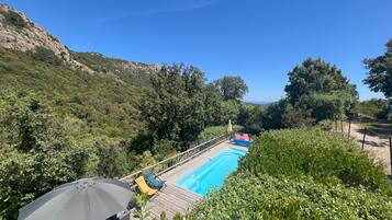 Una piscina al aire libre, una piscina climatizada