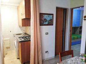 Fridge, stovetop, coffee/tea maker, cookware/dishes/utensils - MIRAMAR RESIDENCE (Manfredonia)