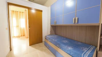2 bedrooms, iron/ironing board, bed sheets
