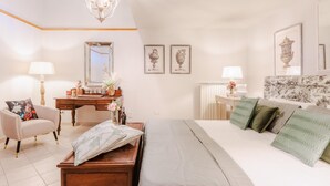 Ein Schlafzimmer mit Bett, Schreibtisch, Stuhl und Spiegel.