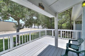 Terrace/patio - Seashell Memories Private deck, boat parking,coastal cottage in Holiday Beach (Rockport)