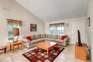 Smart TV - Seashell Memories Private deck, boat parking,coastal cottage in Holiday Beach (Rockport)