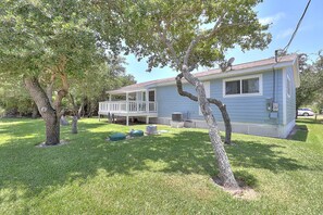 Exterior - Seashell Memories Private deck, boat parking,coastal cottage in Holiday Beach (Rockport)