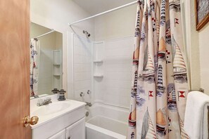 Ensemble douche/baignoire, sèche-cheveux, serviettes fournies, shampoing