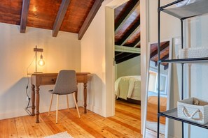 House | 1 bedroom, desk