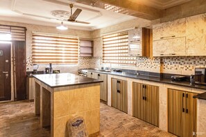 Grand réfrigérateur, micro-ondes, four, plaque de cuisson