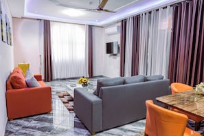 Superior Suite | Living area | TV - RichJoy Lodge (Tema)