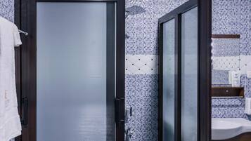 Superior Suite | Bathroom | Separate tub and shower, deep soaking tub, hydromassage showerhead