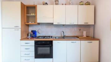 Frigorifero, forno, lavastoviglie, pentole/stoviglie/utensili