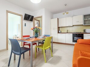 ثلاجة، ميكروويف، فرن، مستلزمات طهي/أطباق/أوعية