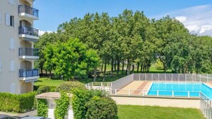 A residential building with balconies, a swimming pool, and surrounding greenery. - Parc de Pontaillac by Interhome (Vaux Sur Mer)