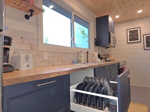 Kylskåp, mikrovågsugn, ugn och spishäll