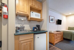 Room, 1 Bedroom | 1 bedroom, free WiFi