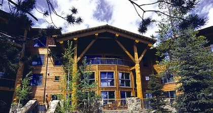 Luxurious 3 Bedroom Condo w/ Hot Tubs at The Teton Club, right in Teton Village