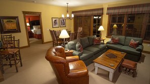 Fernseher, Kamin, Stereoanlage