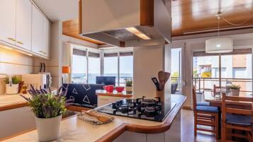 Frigorífico, microondas, horno y utensilios de cocina