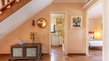 4 slaapkamers, een bureau, een strijkplank/strijkijzer, wifi
