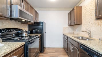 Condo, 1 Bedroom | Private kitchen | Fridge, oven, coffee/tea maker, toaster