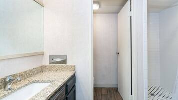 Condo, 1 Bedroom | Bathroom | Towels, shampoo