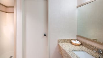 Quarto, 1 quarto | Banheiro | Toalhas de banho, shampoo