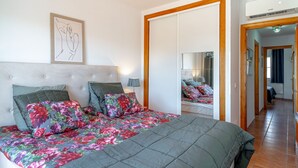 A bedroom with a bed, a mirror, and a hallway. - Apartment Velez by Interhome (Nerja)