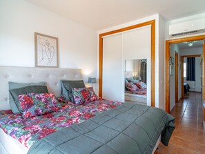 2 Schlafzimmer, Schreibtisch, Bügeleisen/Bügelbrett, WLAN