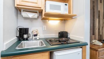 Habitación, 1 habitación | Cocina privada | Refrigerador, cafetera y tetera y tostadora