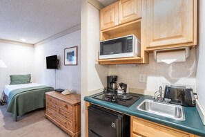 Room, 1 Bedroom | 1 bedroom, free WiFi