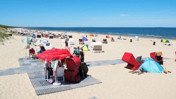 A beach with numerous tents and beach chairs. - Sonnenküste by Interhome (Trassenheide)