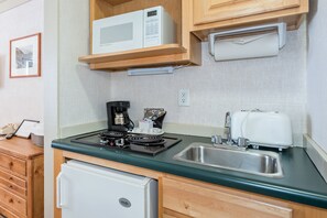 Room, 1 Bedroom | Dapur peribadi | Peti sejuk, pembancuh kopi/teh, pembakar roti 