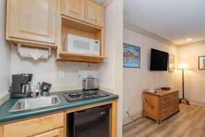 Room, 1 Bedroom | Private kitchen