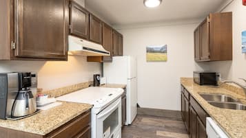 Apartamento, 1 habitación | Cocina privada | Frigorífico, horno, cafetera o tetera y tostadora