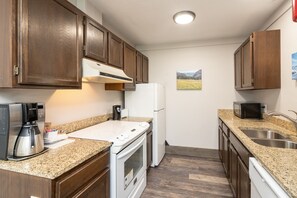 Condo, 1 Bedroom | Private kitchen | Fridge, oven, coffee/tea maker, toaster