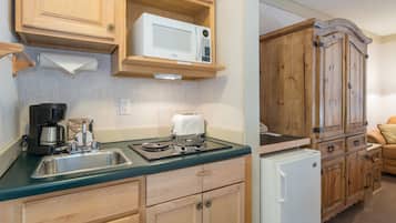 Quarto, 1 quarto | Cozinha privada | Geladeira, cafeteira/chaleira, torradeira